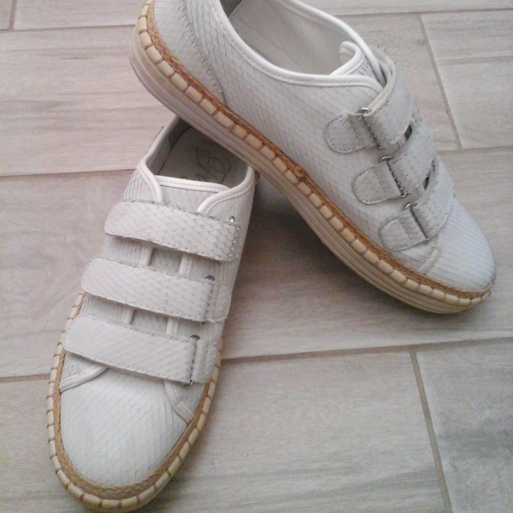 Fergie Grove White Leather Upper Hook & Loop Close Sneaker. Size 9M